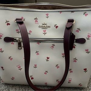 Coach Gallery Tote With Heart Floral Print Limited Edition